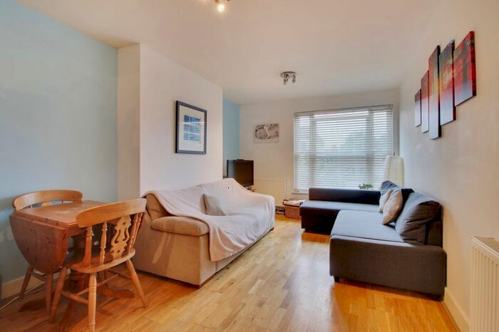 2 Bedroom Flat To Rent In High Street, Uckfield TN22