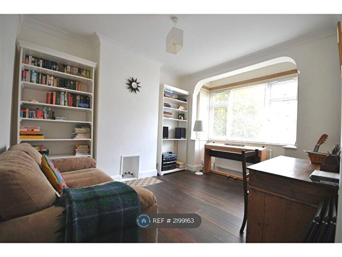 2 Bedroom Flat To Rent In Rothesay Avenue, London, SW20
