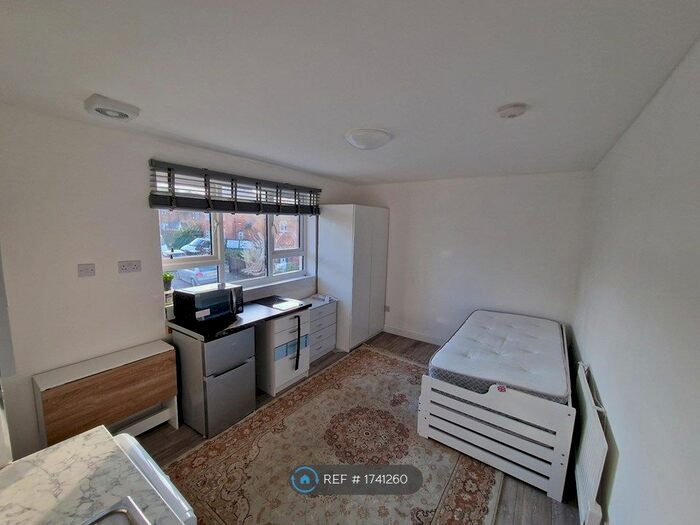 Studio To Rent In Whitehills Road, Loughton, IG10