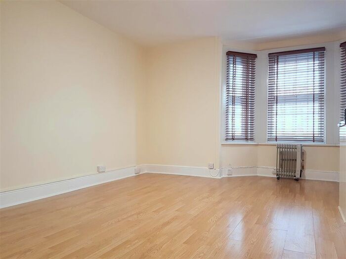 1 Bedroom Flat To Rent In Chertsey Bridge Road, Chertsey, KT16