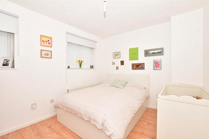 2 Bedroom Maisonette For Sale In Franklin Way, Croydon, Surrey, CR0