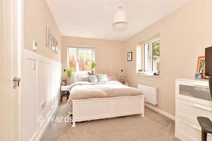 2 Bedroom Flat For Sale In Smedley Road, Faversham, Kent, ME13