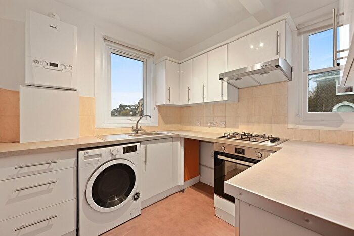 2 Bedroom Flat To Rent In Finchley Road, London, NW2