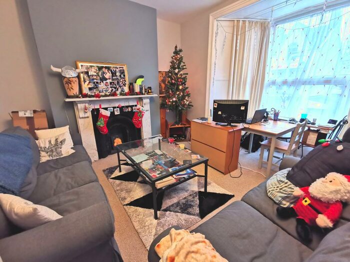 2 Bedroom Flat To Rent In Eaton Crescent, Uplands, SA1