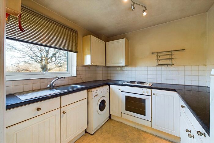 2 Bedroom Flat For Sale In Fairview Gardens, Farnham, Surrey, GU9