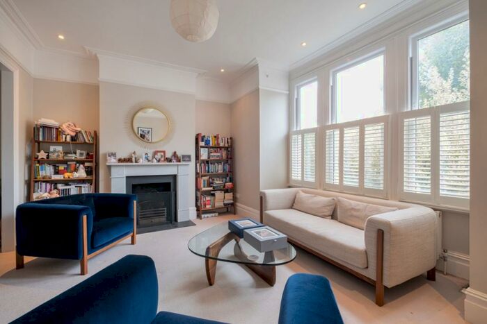 5 Bedroom End Of Terrace House To Rent In Hearnville Road London, SW12