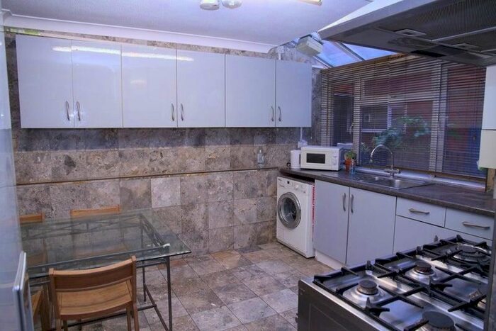 4 Bedroom Maisonette To Rent In East Street, London, SE17