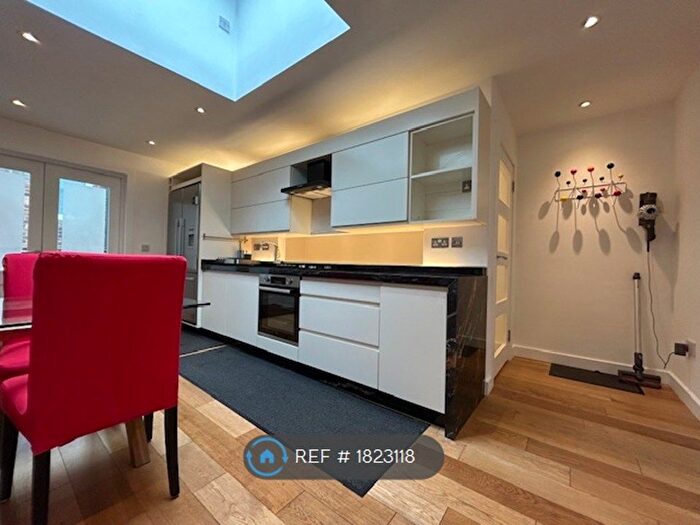 2 Bedroom Flat To Rent In Newton Terrace Lane, Glasgow, G3