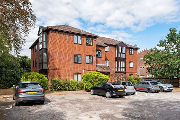 1 Bedroom Flat For Sale In Castle Road, Weybridge, KT13