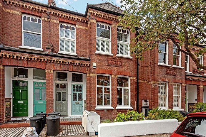 3 Bedroom Flat To Rent In Boundaries Road, London, SW12