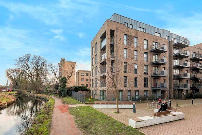 3 Bedroom Flat To Rent In Lake House, Green Lanes Walk, London, N4