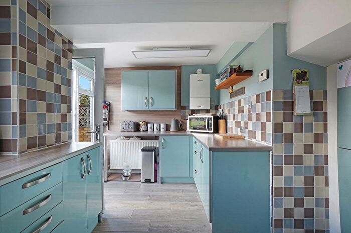 4 Bedroom Semi-detached House For Sale In Woodberry Drive, Sittingbourne, Kent, ME10