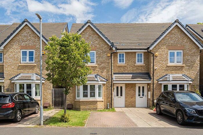 3 Bedroom Semi-detached House For Sale In Blacksmith Close, Sunbury-On-Thames, TW16