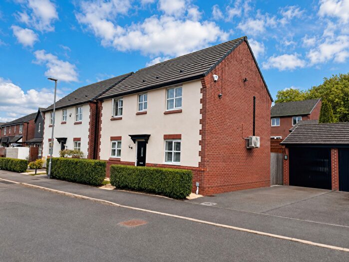 3 Bedroom Detached House For Sale In Peak Forest Close, Hyde, SK14