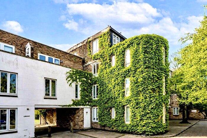 3 Bedroom Duplex For Sale In Sunbury Lane, London, SW11