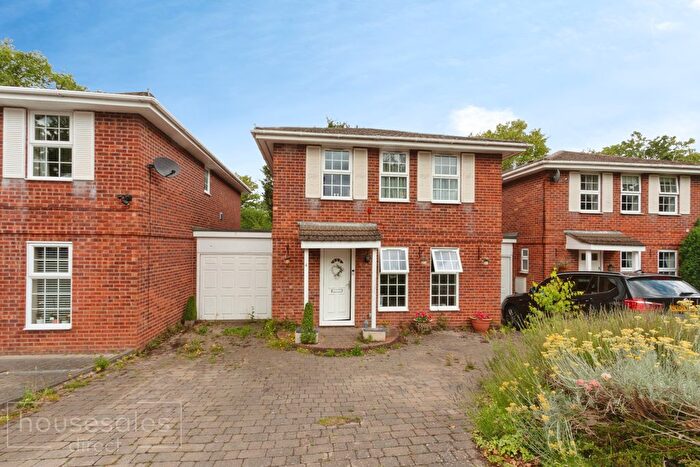 4 Bedroom Detached House For Sale In Lovells Close, Lightwater, GU18
