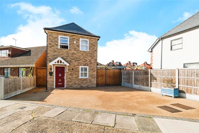 3 Bedroom Detached House For Sale In Brierley Close, Hornchurch, Essex, RM11