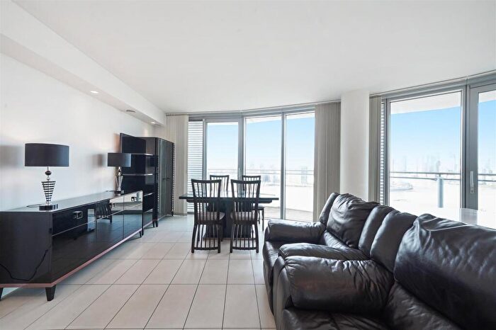 3 Bedroom Apartment To Rent In Hoola, Royal Victoria Dock, E16