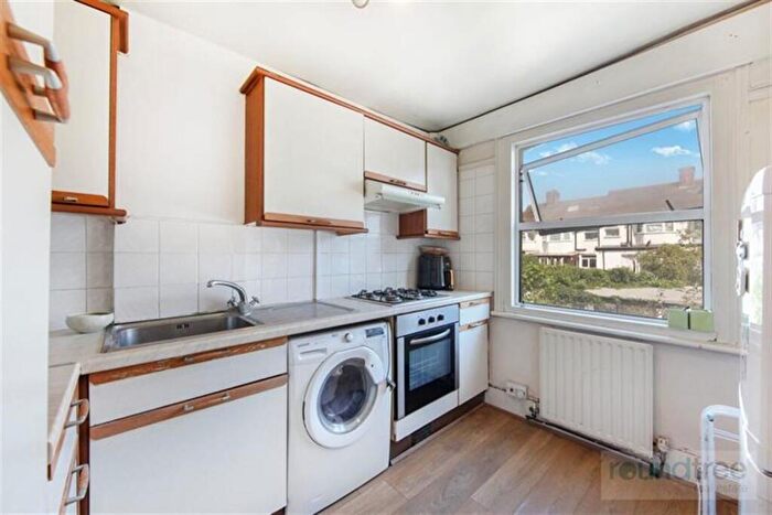 4 Bedroom House For Sale In Hamilton Road, Golders Green, NW11