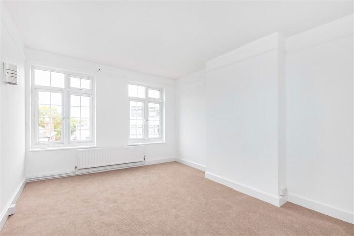 2 Bedroom Flat To Rent In Penrhyn Crescent, East Sheen, SW14