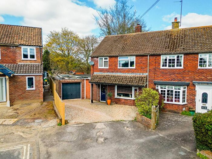 3 Bedroom Semi Detached House For Sale In Moats Crescent, Thame, OX9