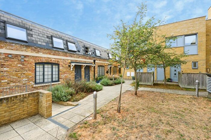 2 Bedroom Flat For Sale In Woodcote Side, Surrey, KT18