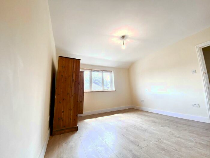 Studio To Rent In Kings Road, London Colney, St Albans, AL2