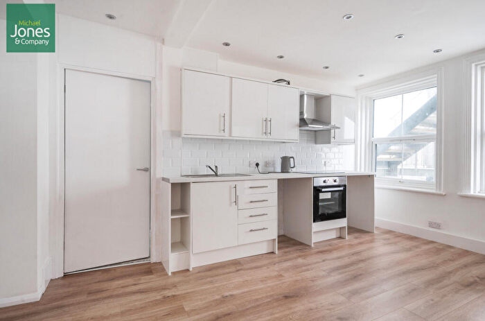 2 Bedroom Flat To Rent In Claydon Court, Marine Parade, Worthing, West Sussex, BN11