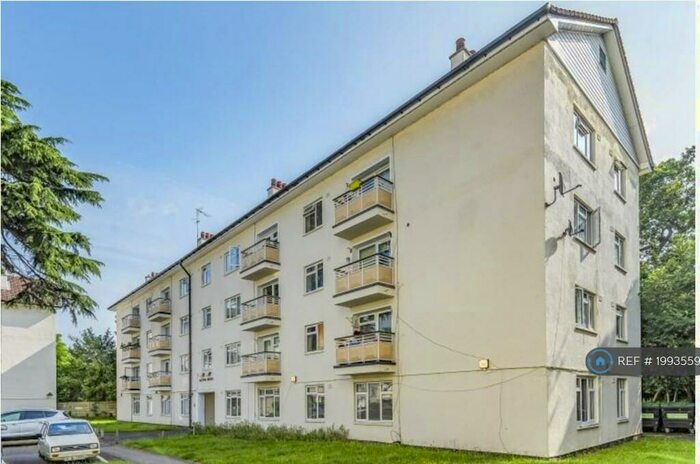 2 Bedroom Flat To Rent In Milton House, Kingston Upon Thames, KT2