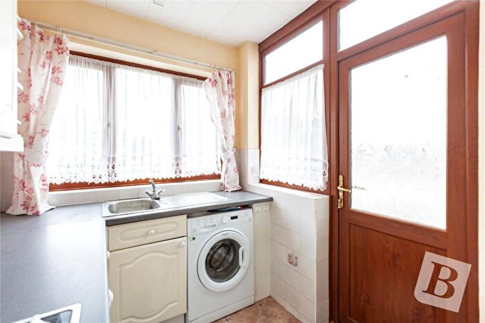3 Bedroom End Of Terrace House For Sale In Askwith Road, Rainham, RM13