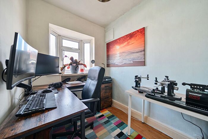 3 Bedroom End Of Terrace House For Sale In Glanville Road, Bromley, Kent, BR2