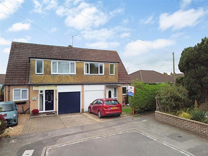 3 Bedroom Property For Sale In Weywood Lane, Farnham, GU9