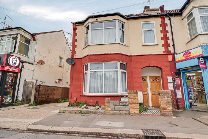 3 Bedroom Flat For Sale In Fairfax Drive, Westcliff-on-Sea, SS0