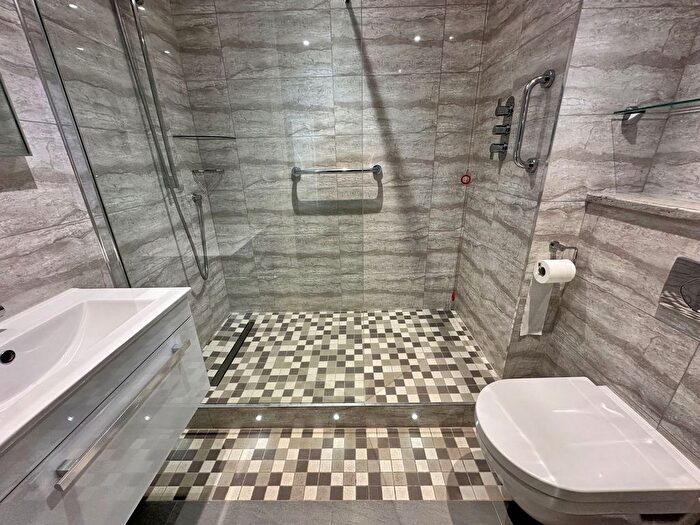 2 Bedroom Flat For Sale In Cliff Road, Bay Court Cliff Road, TR11