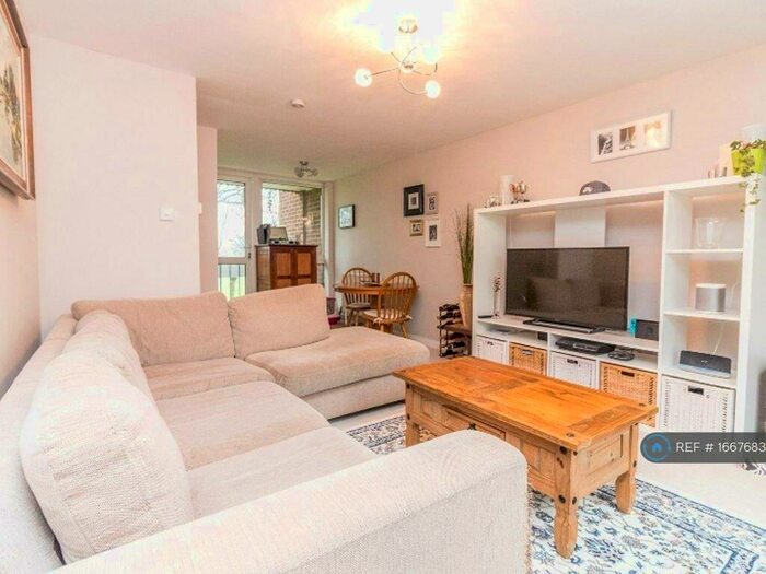 2 Bedroom Maisonette To Rent In Morton Court, Reading, RG2