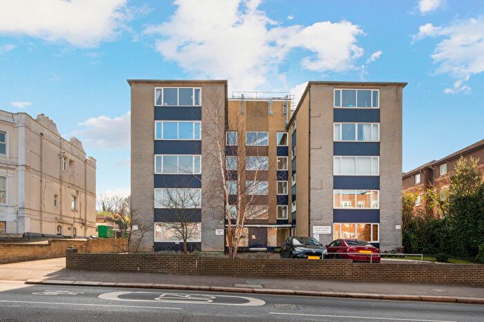 2 Bedroom Flat To Rent In St. Mark's Hill, Surbiton, KT6