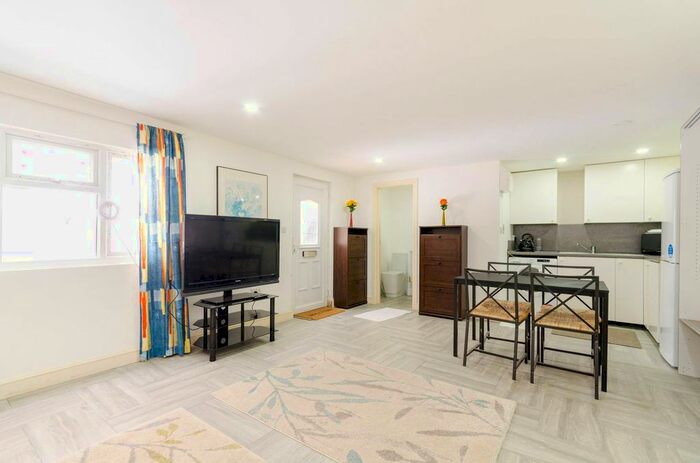 Studio To Rent In Addison Gardens, Surbiton, KT5