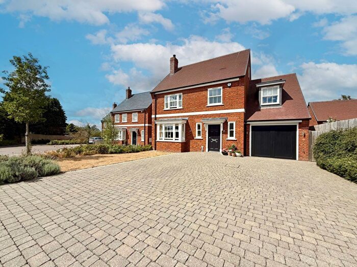 5 Bedroom Detached House For Sale In Eversden Close, Little Brickhill, MK17