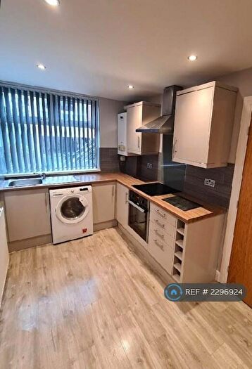 2 Bedroom Flat To Rent In Foxhill Court, Leeds, LS16