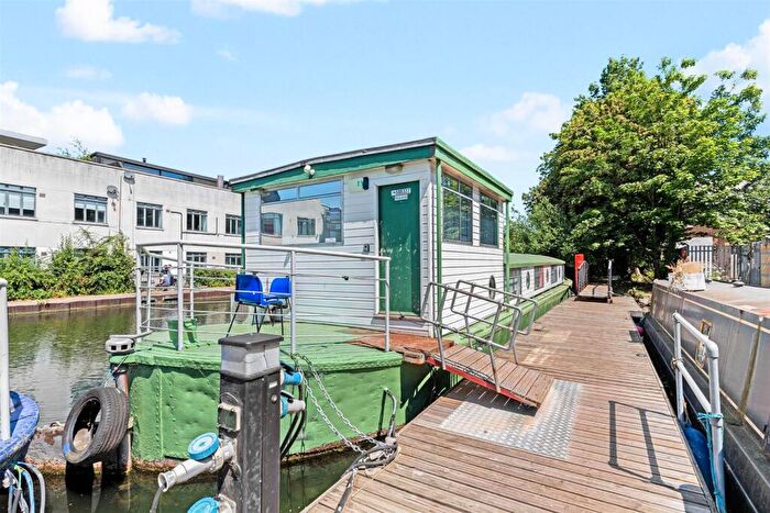 House Boat To Rent In Eagle Wharf Marina, Hoxton, N1