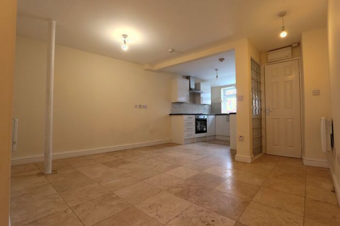 2 Bedroom Flat To Rent In Nether Street, London, N12