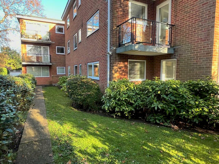 2 Bedroom Flat To Rent In Queens Court, Richmond Park Road, Bournemouth, Dorset, BH8