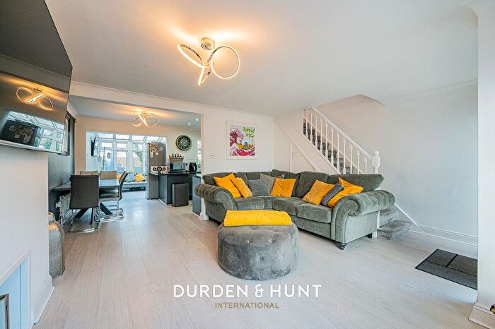 3 Bedroom Semi Detached House For Sale In Palmerston Road, Rainham, RM13