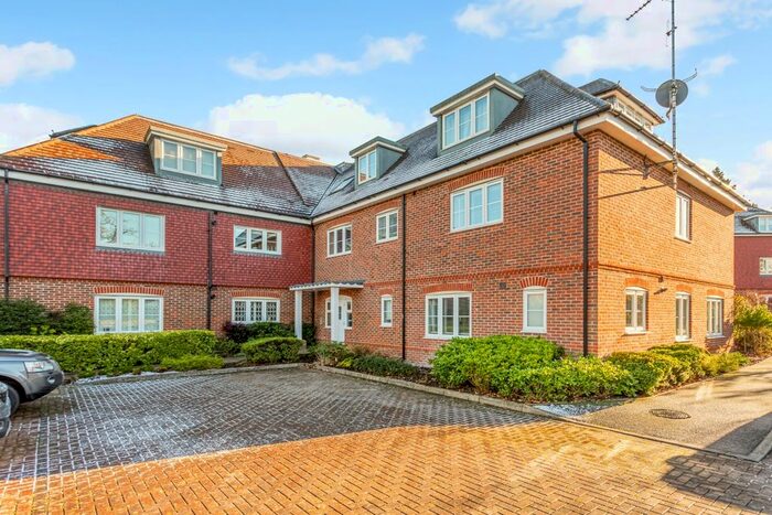 3 Bedroom Flat To Rent In Hedgerley Lane, Gerrards Cross SL9