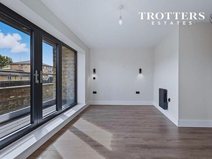 2 Bedroom Flat To Rent In Glebe Road, Dalston, E8