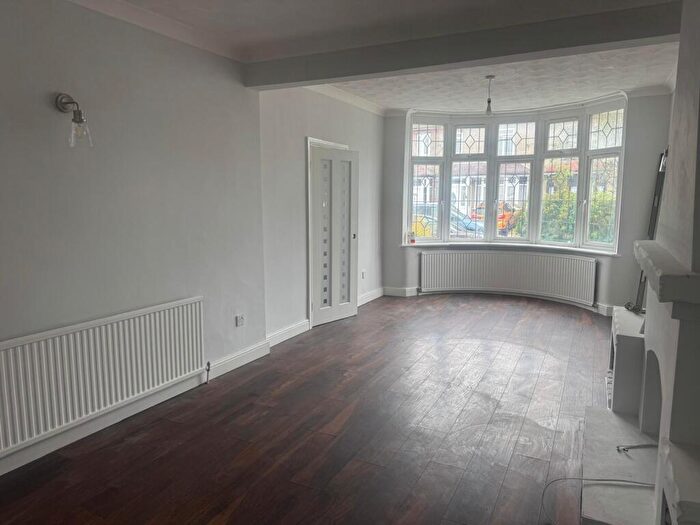End Of Terrace House To Rent In Grangewood Avenue, Rainham, Havering, RM13