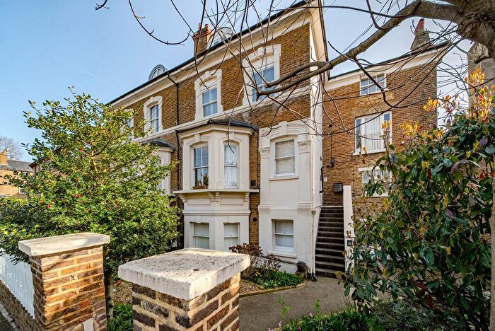 1 Bedroom Flat For Sale In Laurel Road, Hampton Hill, TW12