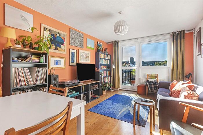 3 Bedroom Maisonette For Sale In Stanswood Gardens, London, SE5