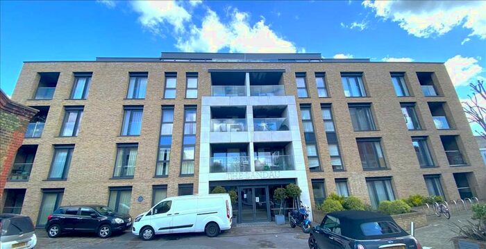 3 Bedroom Flat To Rent In Farm Lane, London, SW6