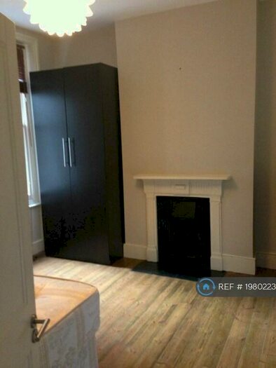 4 Bedroom Flat To Rent In Latchmere Road, London, SW11